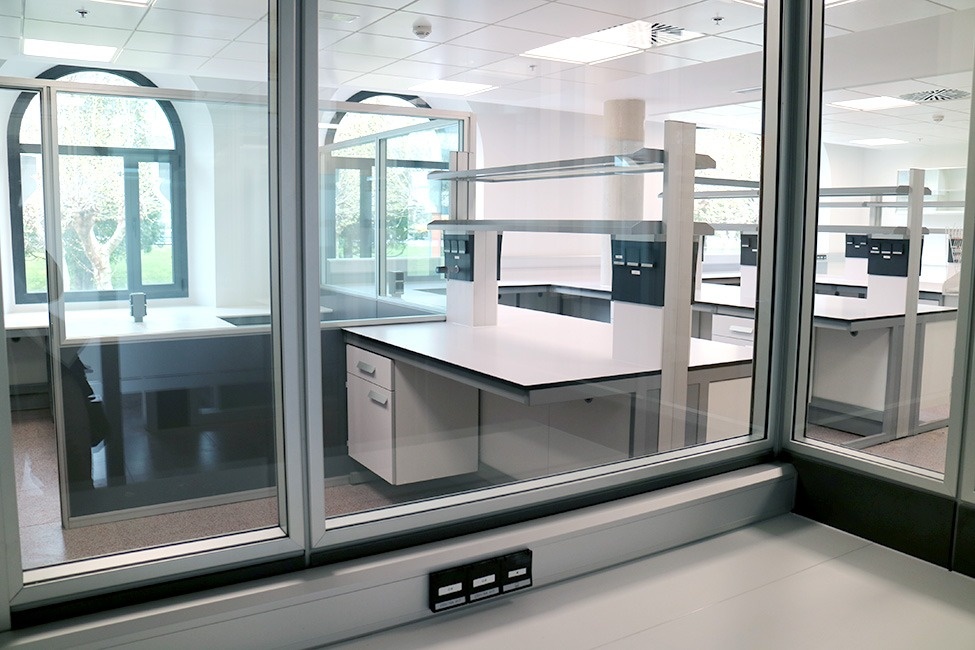 Imagen interior de los laboratorios FINBA diseñados e implementados por Burdinola