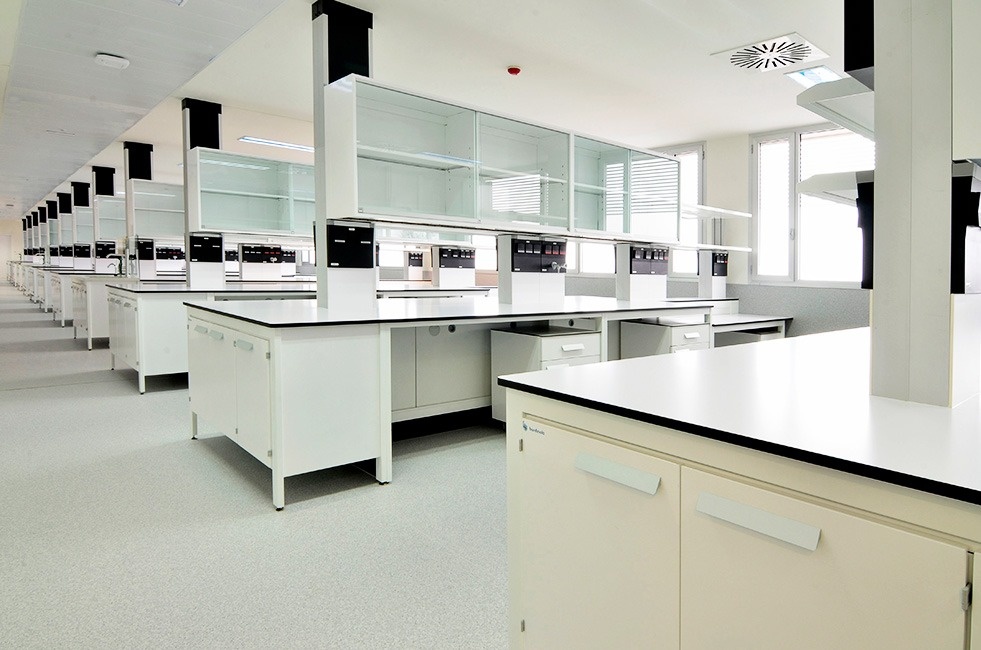 Laboratory benches and storage units with wheels for ISCIII laboratories designed and installed by Burdinola