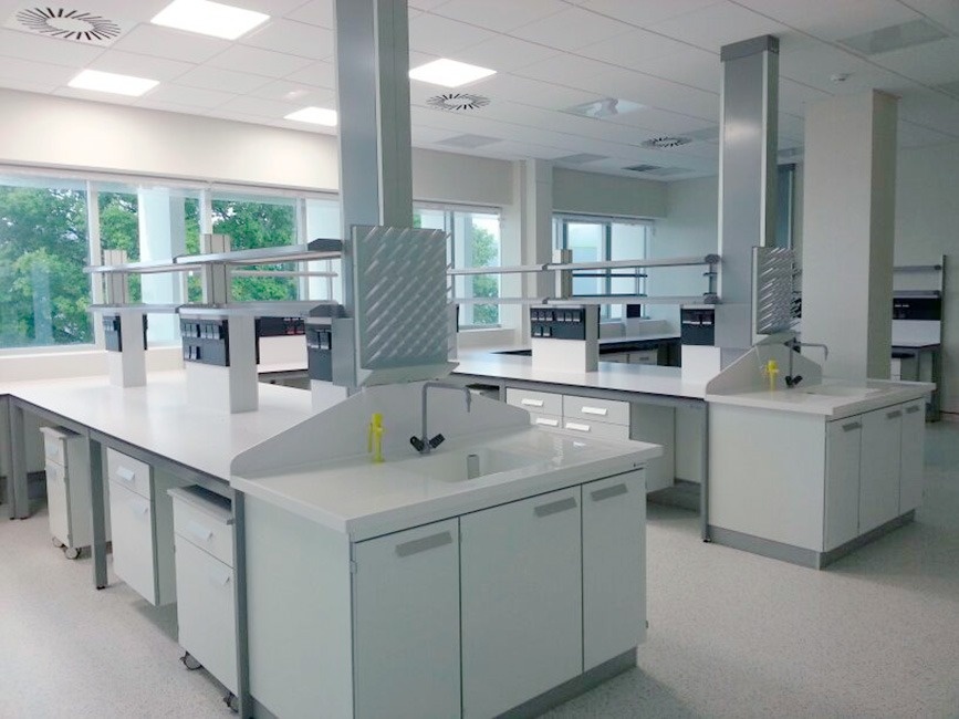 Imagen interior del laboratorio de KABI con mesas centrales y unidades de lavado diseñadas e implementadas por Burdinola