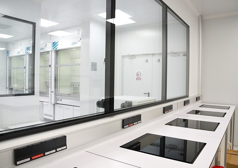 Interior de los laboratorios Novartis con equipos diseñados e implementados por Burdinola