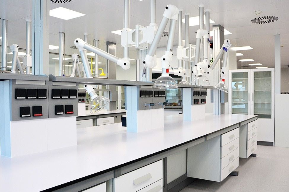 Imagen de los equipos de extracción y brazos articulados en los laboratorios Novartis equipados por Burdinola
