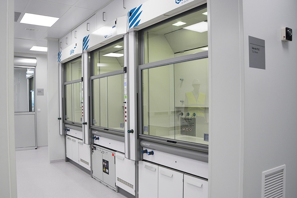 Vitrinas de gases del modelo Elite Low para los laboratorios Novartis equipados por Burdinola