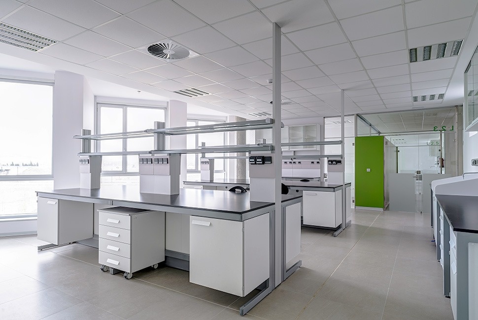Mesas centrales con unidades de almacenaje con ruedas y suspendidas en los laboratorios de la Universidad de Valladolid diseñados por Burdinola