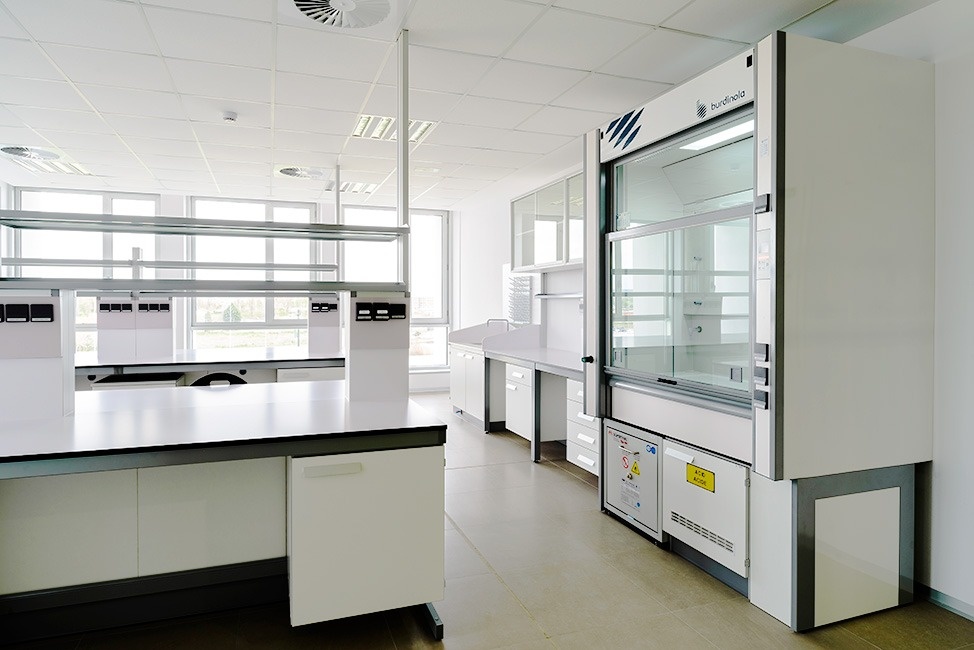 Imagen interior del laboratorio de la Universidad de Valladolid con vitrinas de extracción diseñadas e implantadas por Burdinola