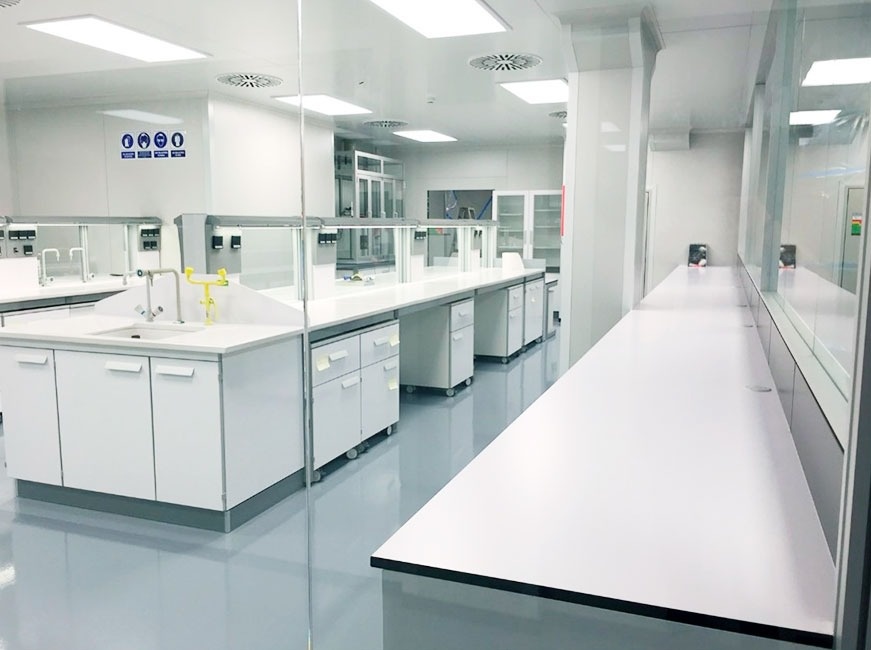 Mesas centrales y unidades de lavado de los Laboratorios Ferrer instalados por Burdinola