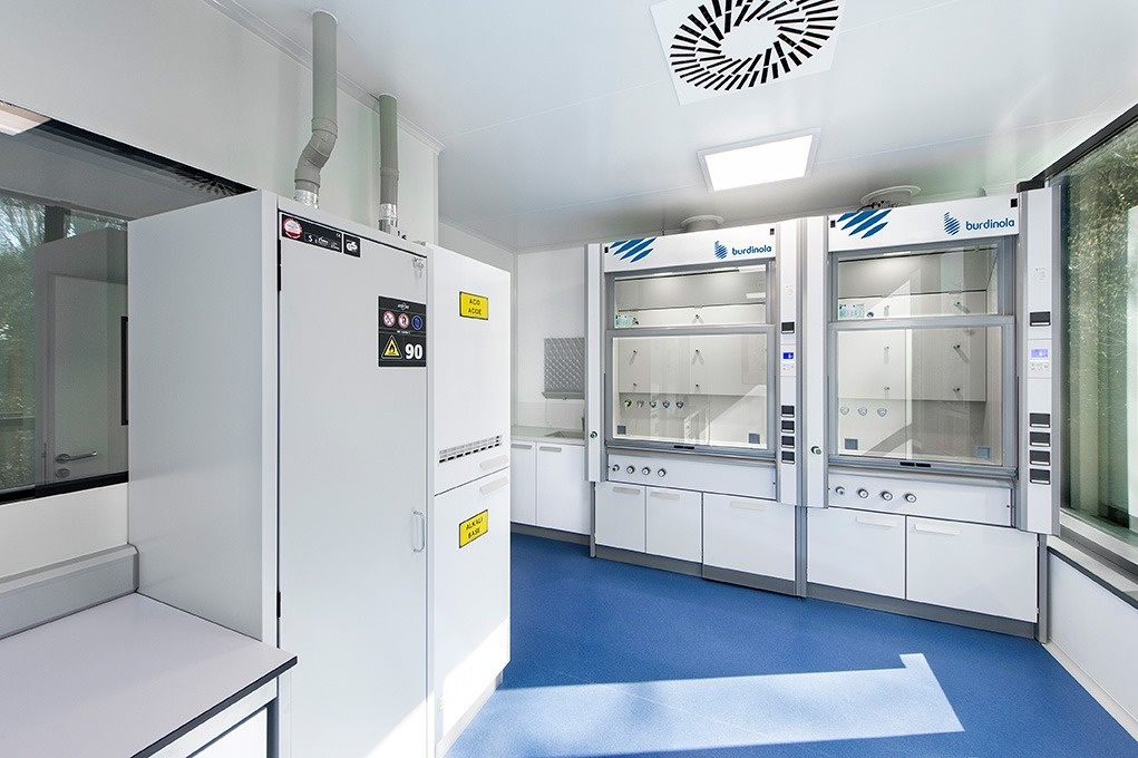 Armoires de sécurité (solvants) et armoires à acides dans le laboratoire de recherche de GRAPHENEA conçu et installé par Burdinola. 