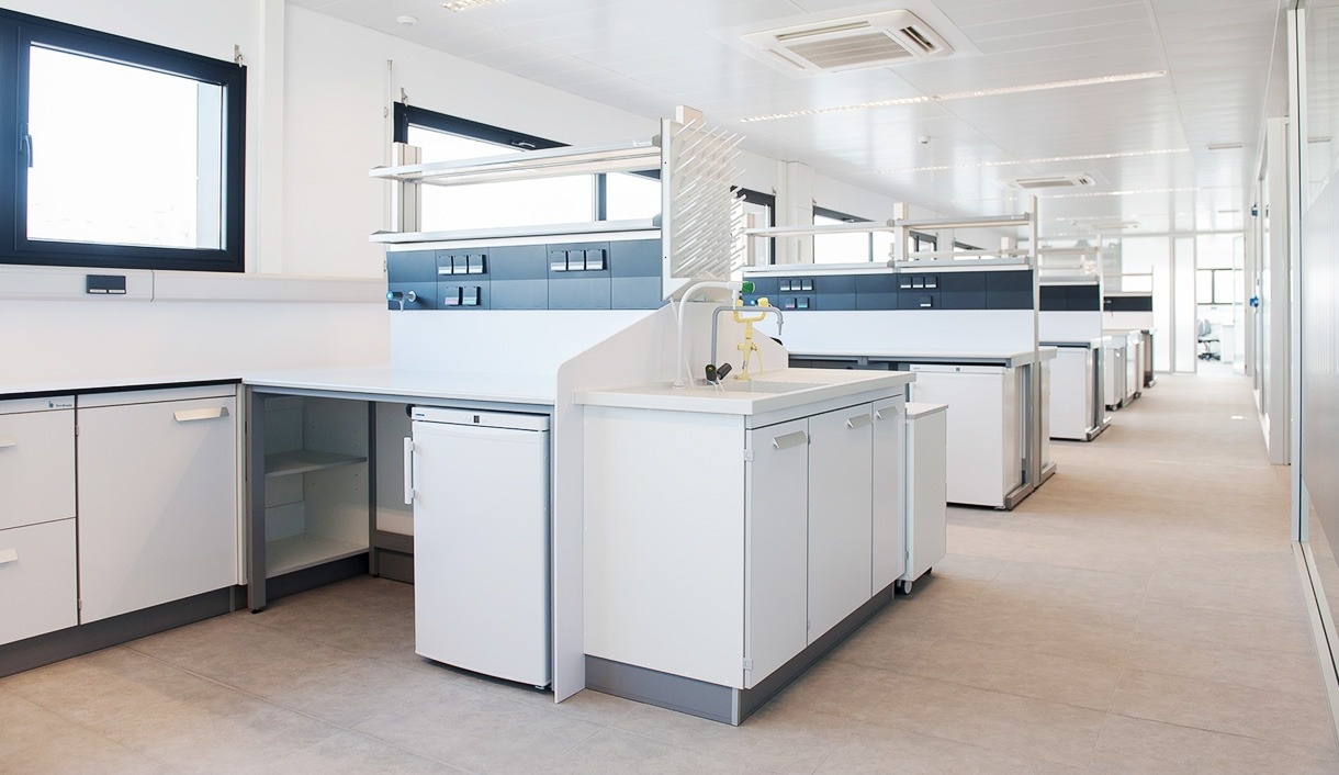 Mesas con sistema de servicios frontales panelados en el laboratorio de histología del IMIBIC