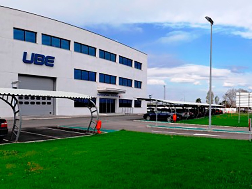 Image extérieure du bâtiment UBE Corporation Europe, une entreprise dédiée à la fabrication et à la distribution de produits chimiques à Castellón