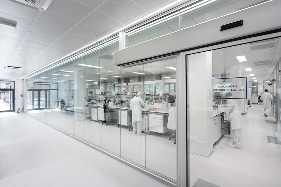 Image intérieure des laboratoires Faes Farma conçus et réalisés par Burdinola.