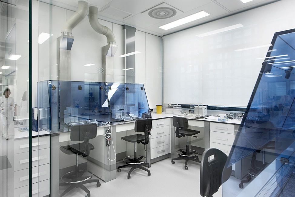 Imagen de las cabinas de seguridad del laboratorio de Faes Farma diseñados e implementados por Burdinola.