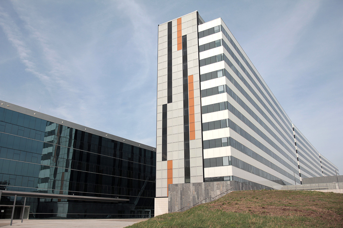 HUCA. Asturias. Vista exterior de los laboratorios de investigación. 