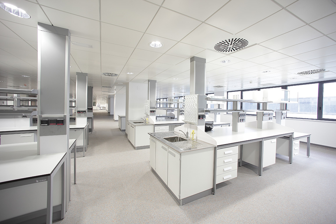 HUCA. Asturias. Laboratory benches, washing units and service systems