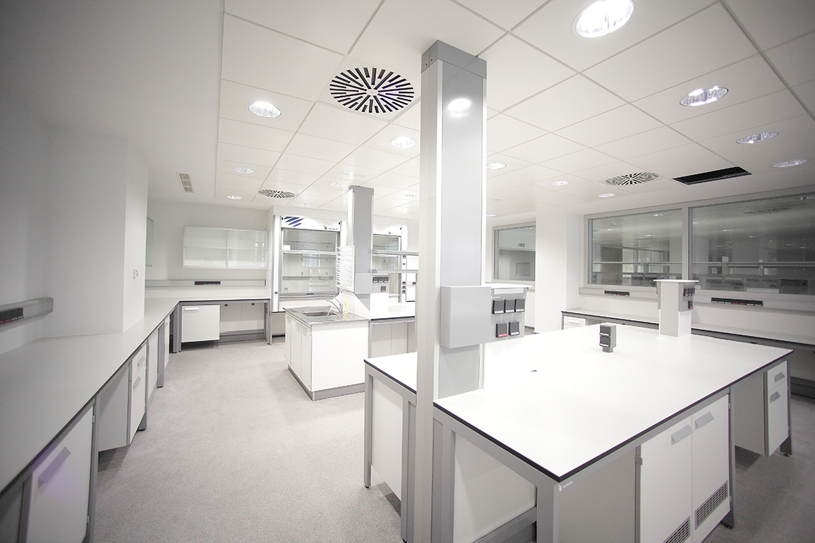 HUCA. Asturias. Mesas de laboratorio y unidades de almacenaje