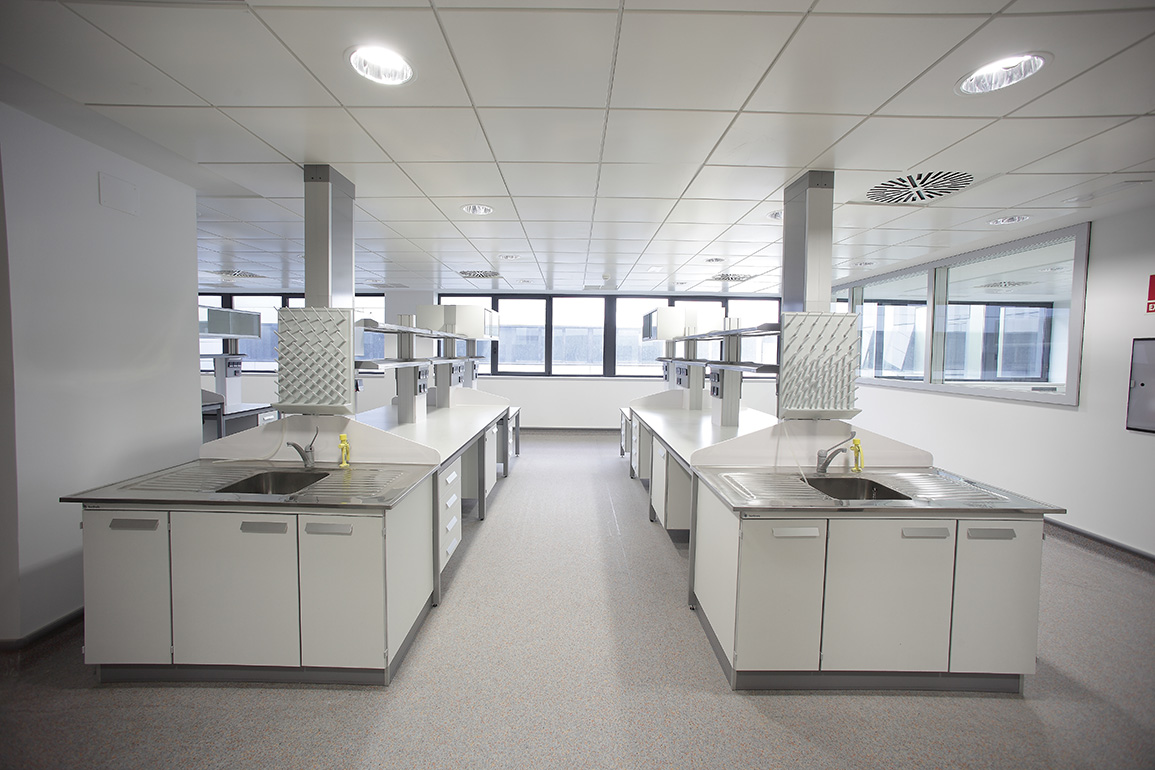 HUCA. Asturias. Unidades de lavado y lavaojos