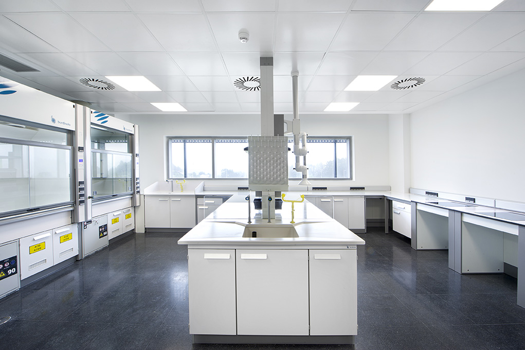 EHU/UPV. Basque Country. Laboratory bench, central washing unit and fume cupboards