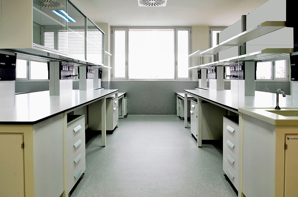 l’Institut de santé Carlos III. Tables de laboratoire et Unités de stockage des laboratoires du nouveau Centre National de Microbiologie