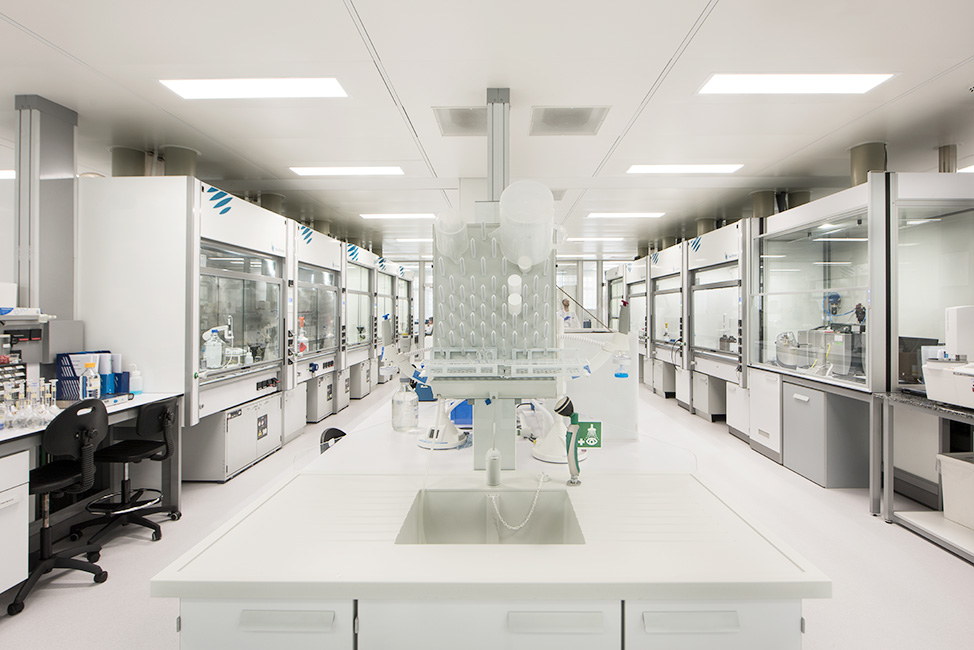 Faes Farma. Vitrinas de gases y unidad de lavado laboratorio