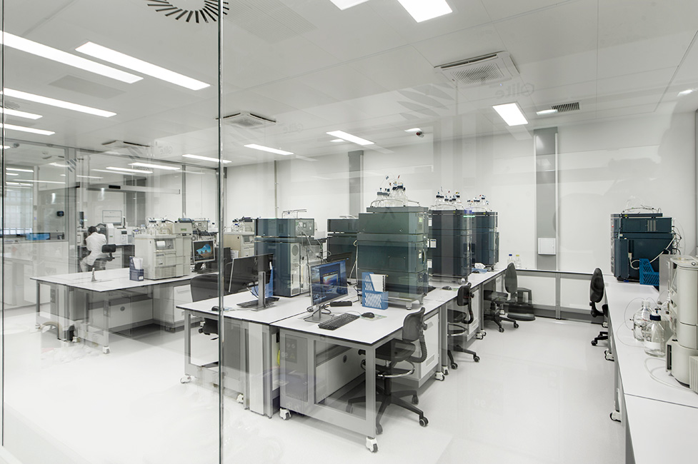 Faes Farma. Mesas centrales del laboratorio diseñado y equipado por Burdinola. 