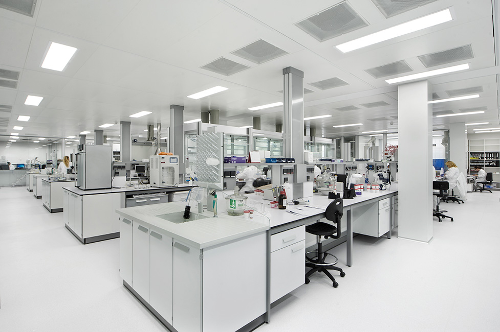 Faes Farma. Mesas centrales y unidad de lavado