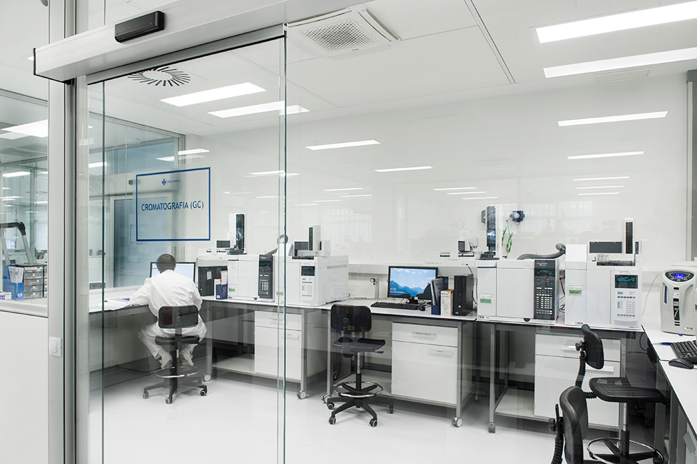 Faes Farma. Módulos de almacenaje suspendidos