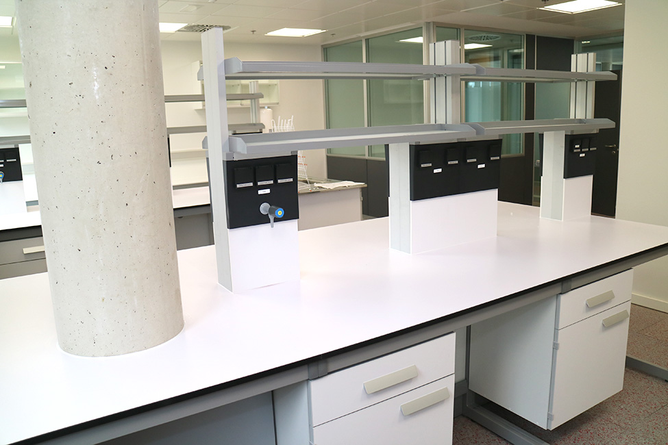 Foundation for Biosanitary Research in Asturias. Central tables and service systems between columns on two sides