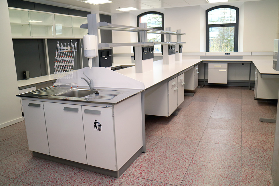 Fundación para la Investigación Biosanitaria de Asturias. Mesas centrales y unidad de lavado