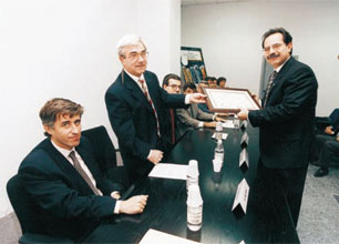 Presentation of the award to Mr. Avelino Corma Canos