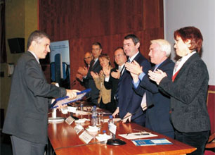 Presentation of the award to Mr. Rafael Avilés González