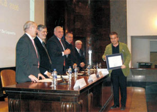 Presentation of the award to Dr. José María De Lapuerta