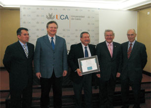 Presentation of the award to Dr. Manuel Galán Vallejo