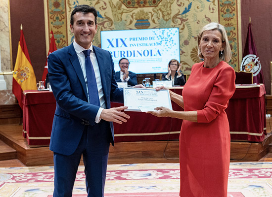 Presentation of the award to Dr. María Luz López Rodríguez