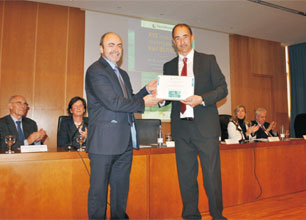 Presentation of the award to Dr. Luis M. Liz-Marzan