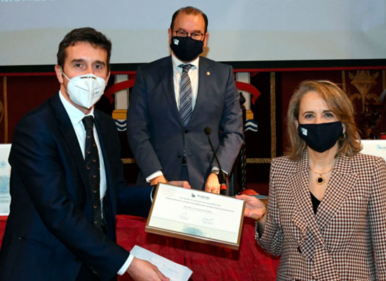 Presentation of the award to Dr. María José Alonso Fernández