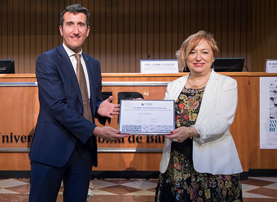 Presentation of the award to Dr. Laura Lechuga Gómez