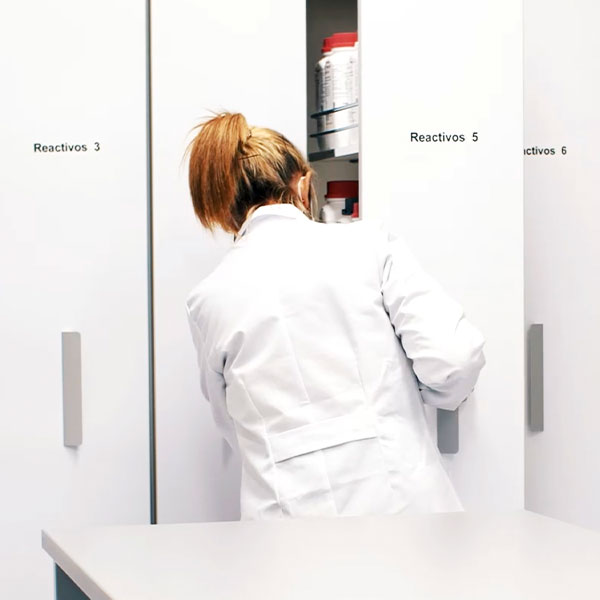 Mujer científica utilizando las unidades de almacenaje de Burdinola
