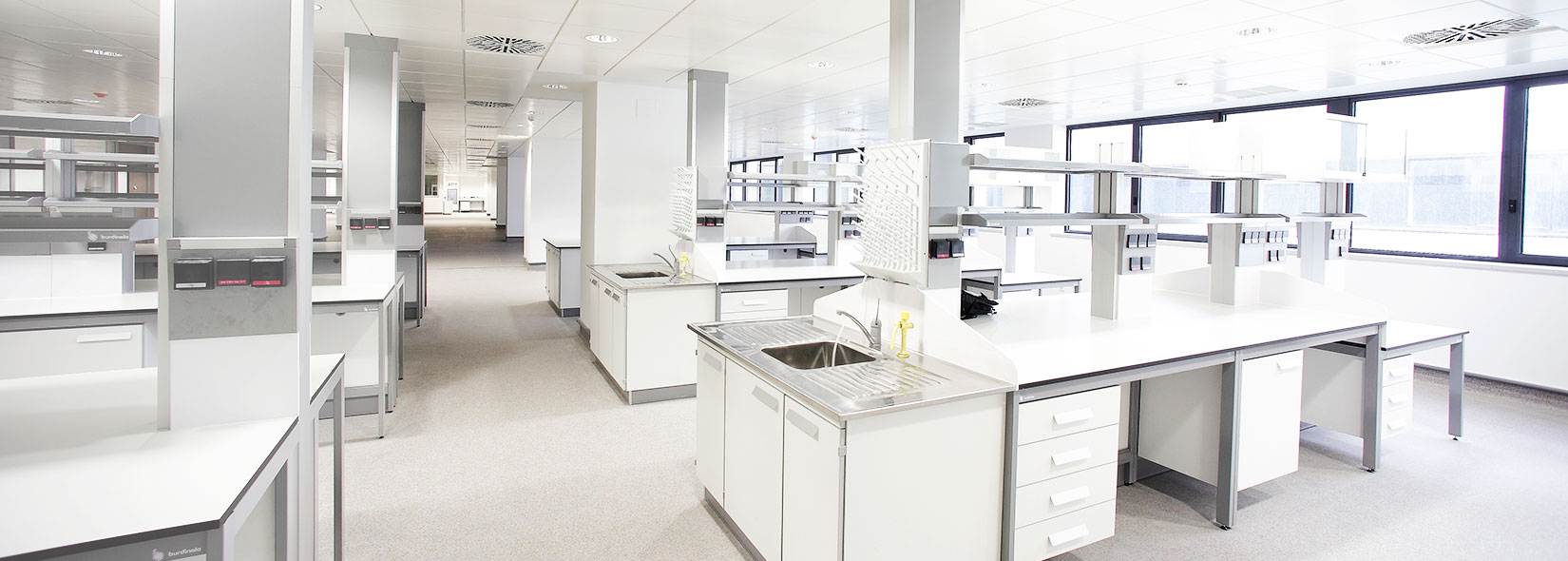 Image d’un laboratoire composé par le mobilier pour laboratoire de Burdinola.