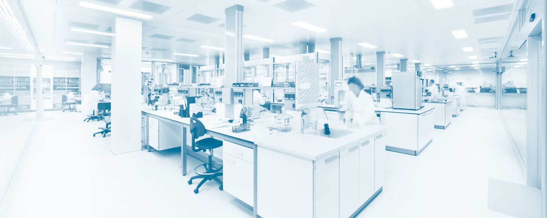 Científicos trabajando en un laboratorio diseñado por Burdinola